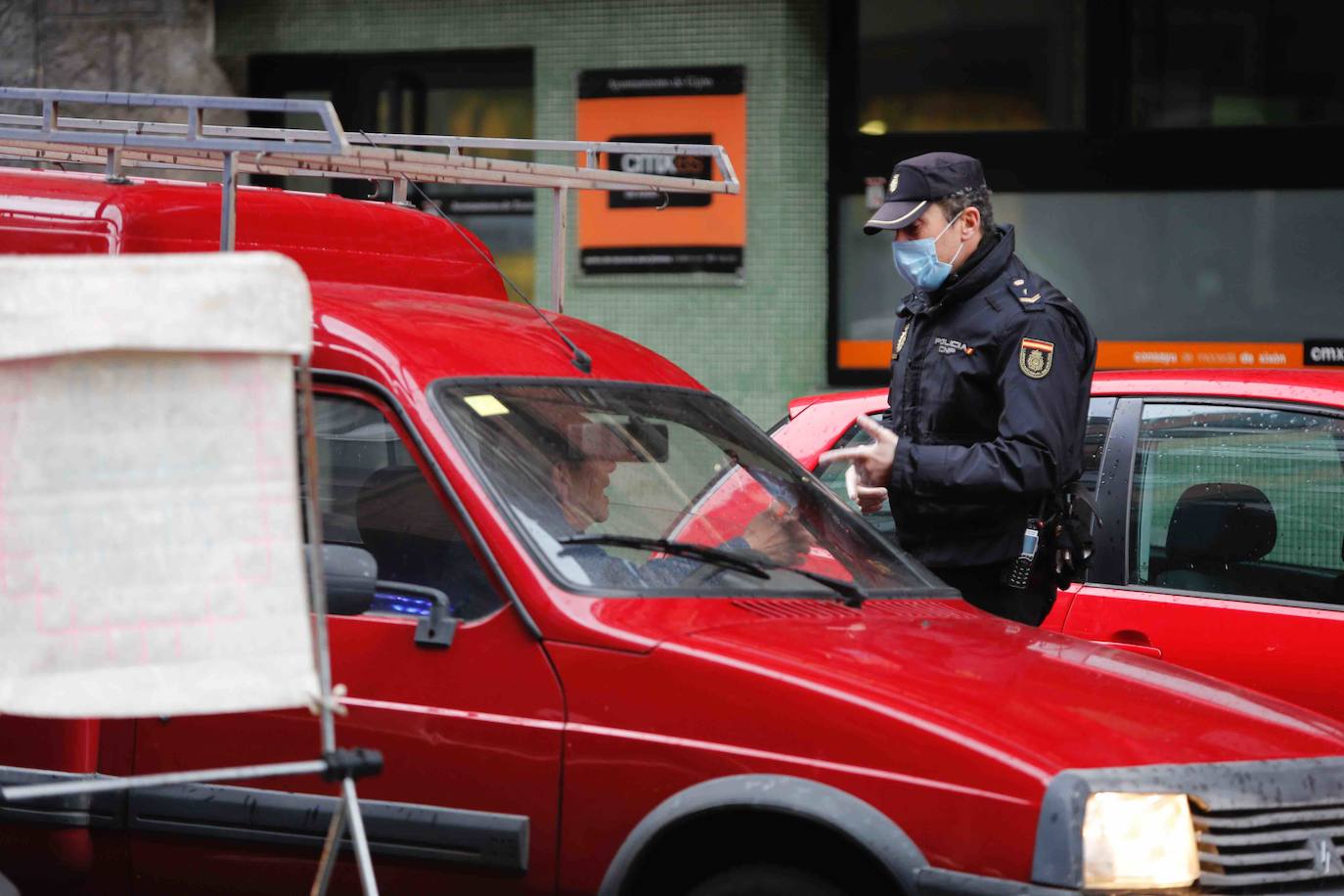 Los agentes de la Policía Nacional han trabajado este lunes para cerciorarse del cumplimiento del Estado de Alarma, después de que el Consejo de Ministros aprobase el pasado domingo el endurecimiento de las medidas de confinamiento. Los controles han llegado incluso a los autobuses urbanos de Gijón. 