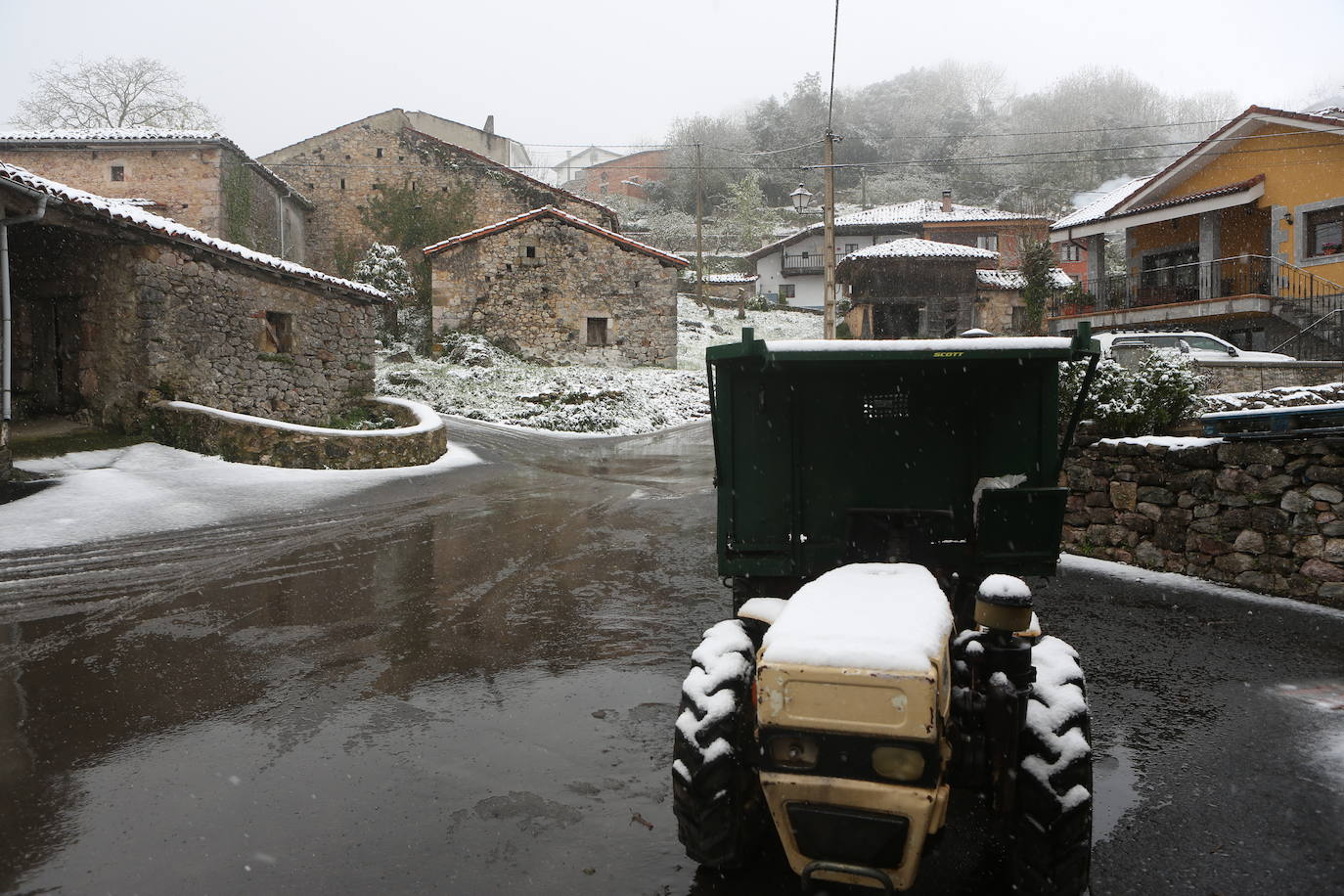Marzo se despide dejando una imagen poco habitual durante la primavera. Parte del Principado de Asturias ha amanecido bajo un manto de nieve y la previsión meteorológica es que continúe nevando durante la jornada del martes. 