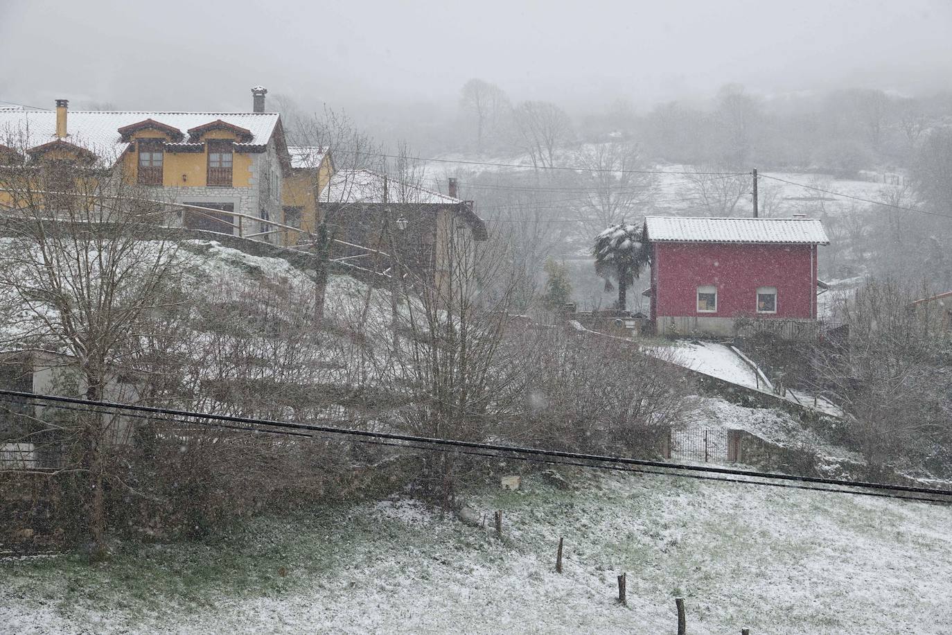 Marzo se despide dejando una imagen poco habitual durante la primavera. Parte del Principado de Asturias ha amanecido bajo un manto de nieve y la previsión meteorológica es que continúe nevando durante la jornada del martes. 