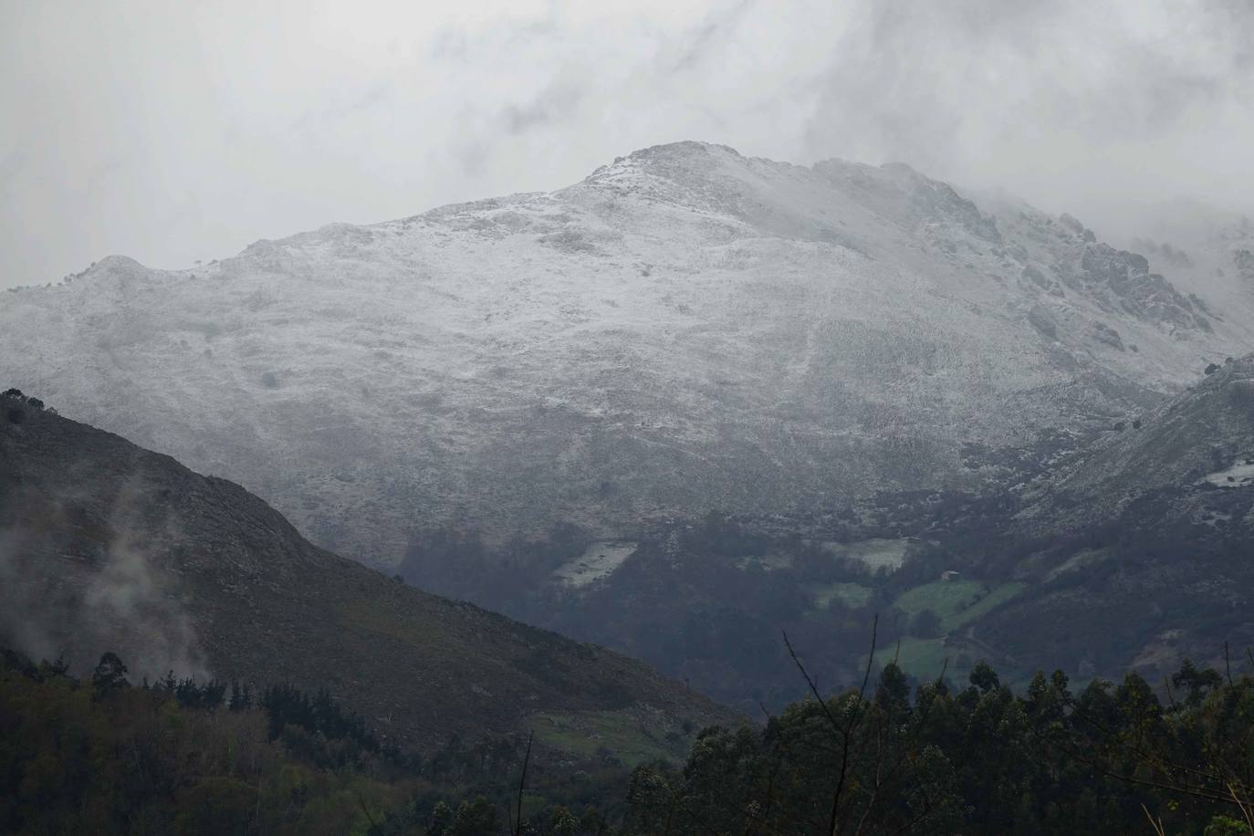 Marzo se despide dejando una imagen poco habitual durante la primavera. Parte del Principado de Asturias ha amanecido bajo un manto de nieve y la previsión meteorológica es que continúe nevando durante la jornada del martes. 
