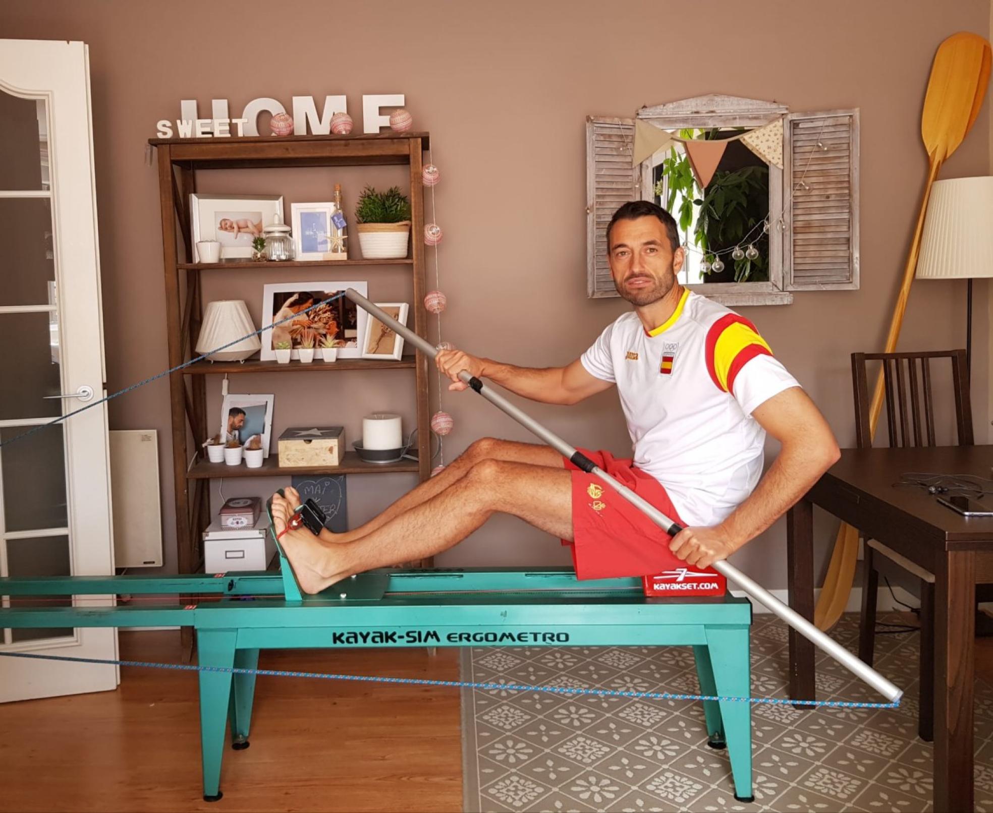 Haciendo deporte. Walter Bouzán práctica piragüismo en el salón en su casa, en Ribadesella.