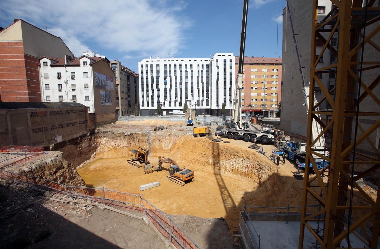 Obra en la antigua Consejería de Servicios Sociales en la calle General Elorza de Oviedo, prácticamente desierta, antes de conocerse el parón de la construcción. 