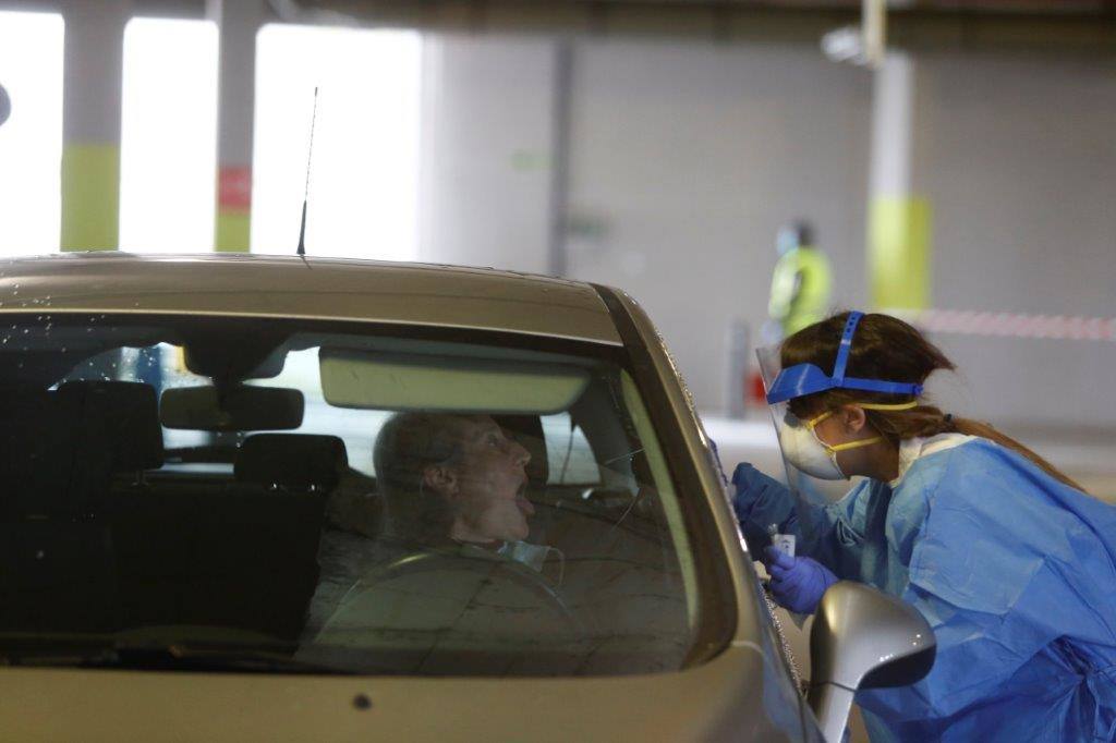 Los sanitarios que hayan cumplido su séptimo día en cuarentena podrán acudir con cita previa en su coche al hospital de campaña.