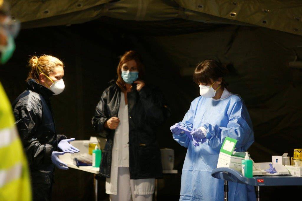 Los sanitarios que hayan cumplido su séptimo día en cuarentena podrán acudir con cita previa en su coche al hospital de campaña.