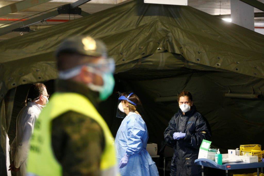 Los sanitarios que hayan cumplido su séptimo día en cuarentena podrán acudir con cita previa en su coche al hospital de campaña.