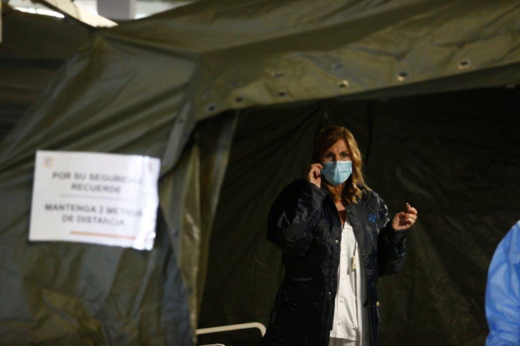 Los sanitarios que hayan cumplido su séptimo día en cuarentena podrán acudir con cita previa en su coche al hospital de campaña.