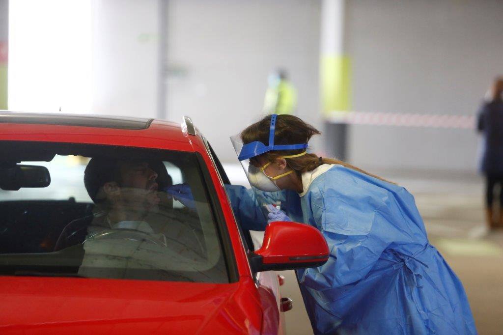 Los sanitarios que hayan cumplido su séptimo día en cuarentena podrán acudir con cita previa en su coche al hospital de campaña.