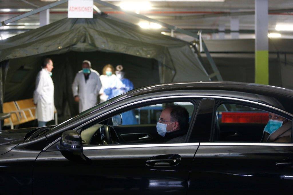 Los sanitarios que hayan cumplido su séptimo día en cuarentena podrán acudir con cita previa en su coche al hospital de campaña.