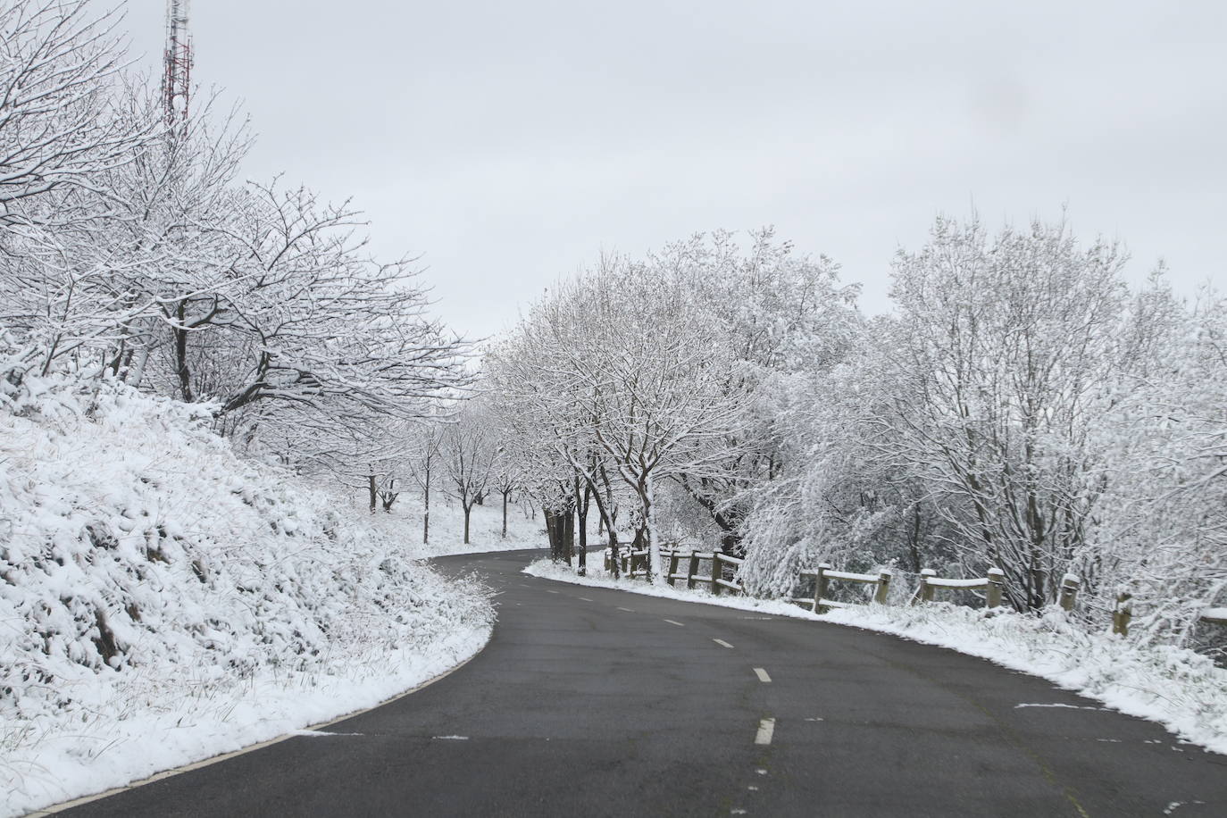 Un manto blanco ha cubierto las zonas altas de la capital asturiana y las cumbres que la rodean. Imágenes espectaculares en plena primavera desde El Cristo y El Naranco, con impresionantes vistas hacia el Aramo y la cordillera. 