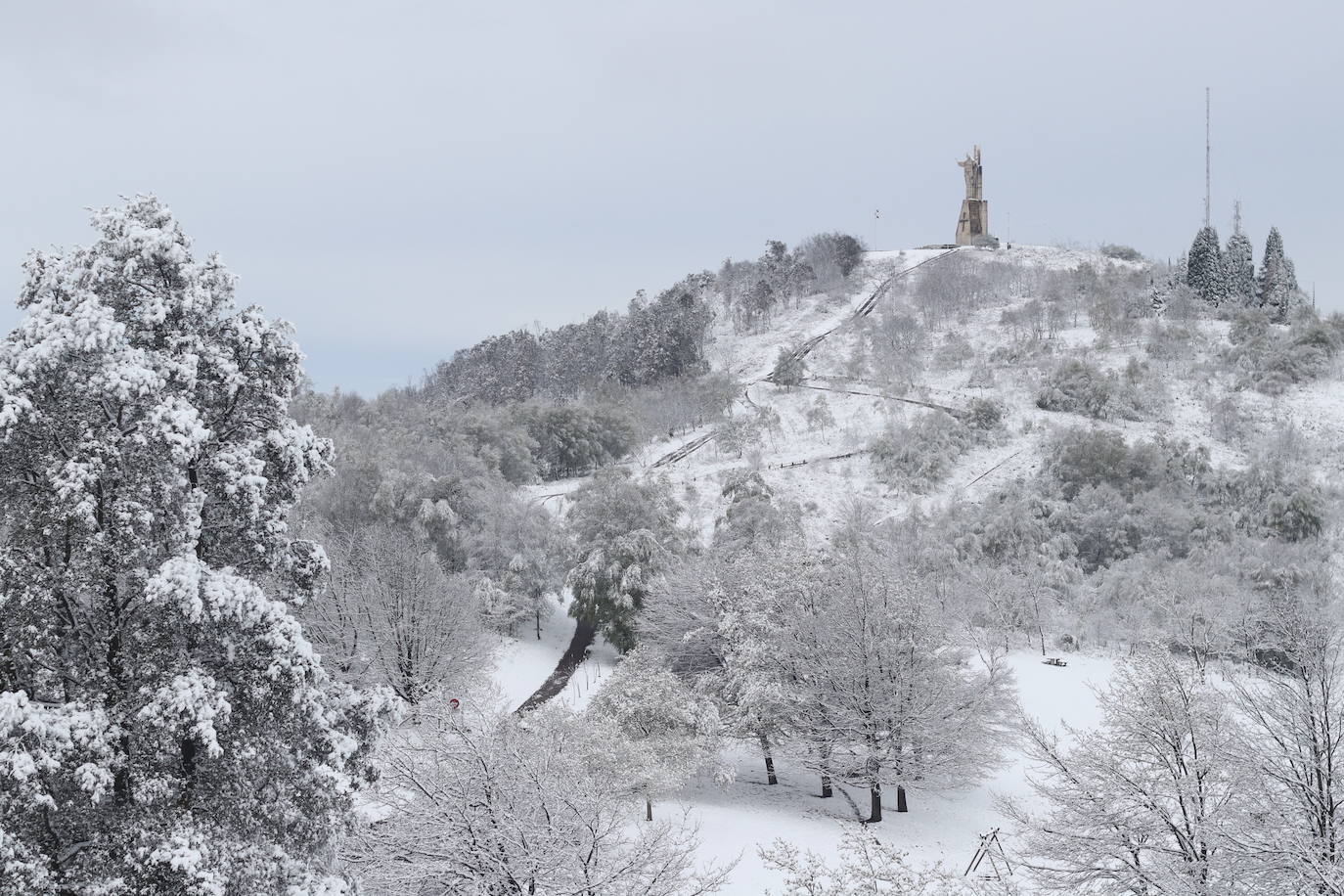 Un manto blanco ha cubierto las zonas altas de la capital asturiana y las cumbres que la rodean. Imágenes espectaculares en plena primavera desde El Cristo y El Naranco, con impresionantes vistas hacia el Aramo y la cordillera. 