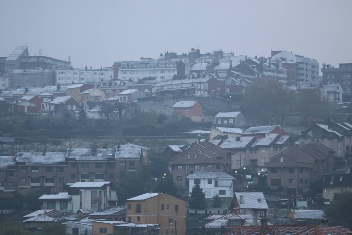 Un manto blanco ha cubierto las zonas altas de la capital asturiana y las cumbres que la rodean. Imágenes espectaculares en plena primavera desde El Cristo y El Naranco, con impresionantes vistas hacia el Aramo y la cordillera. 