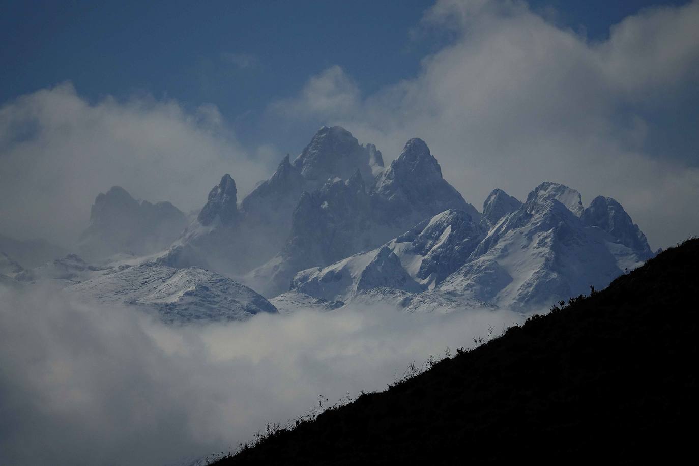 La recién estrenada primavera deja en la región una de esas nevadas que invitan a disfrutar del paisaje. Pese a que la mayoría de los asturianos la han vivido desde el confinamiento por el coronavirus, EL COMERCIO les invita a hacer un recorrido por las mejores estampas blancas de la región. 