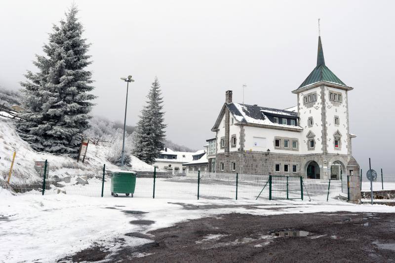 La recién estrenada primavera deja en la región una de esas nevadas que invitan a disfrutar del paisaje. Pese a que la mayoría de los asturianos la han vivido desde el confinamiento por el coronavirus, EL COMERCIO les invita a hacer un recorrido por las mejores estampas blancas de la región. 