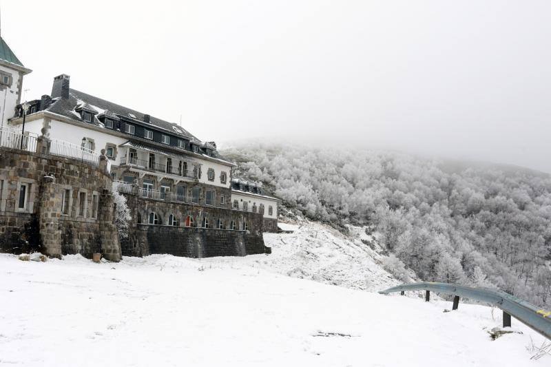 La recién estrenada primavera deja en la región una de esas nevadas que invitan a disfrutar del paisaje. Pese a que la mayoría de los asturianos la han vivido desde el confinamiento por el coronavirus, EL COMERCIO les invita a hacer un recorrido por las mejores estampas blancas de la región. 