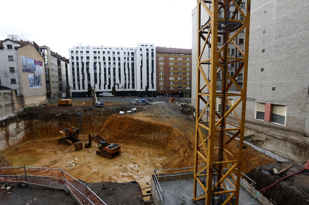 Excavadoras paradas en una promoción de viviendas en General Elorza. 