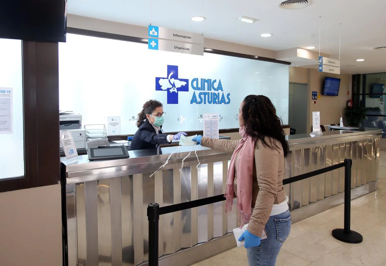 Una paciente llega a la Clínica Asturias aquejada de síntomas compatibles con el coronavirus. 