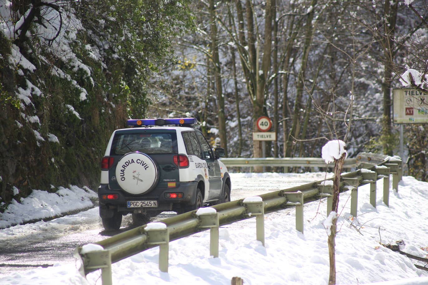 La recién estrenada primavera deja en la región una de esas nevadas que invitan a disfrutar del paisaje. Pese a que la mayoría de los asturianos la han vivido desde el confinamiento por el coronavirus, EL COMERCIO les invita a hacer un recorrido por las mejores estampas blancas de la región. 