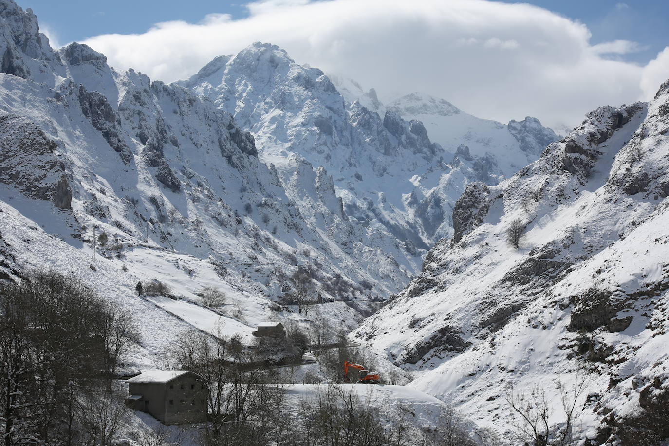 La recién estrenada primavera deja en la región una de esas nevadas que invitan a disfrutar del paisaje. Pese a que la mayoría de los asturianos la han vivido desde el confinamiento por el coronavirus, EL COMERCIO les invita a hacer un recorrido por las mejores estampas blancas de la región. 