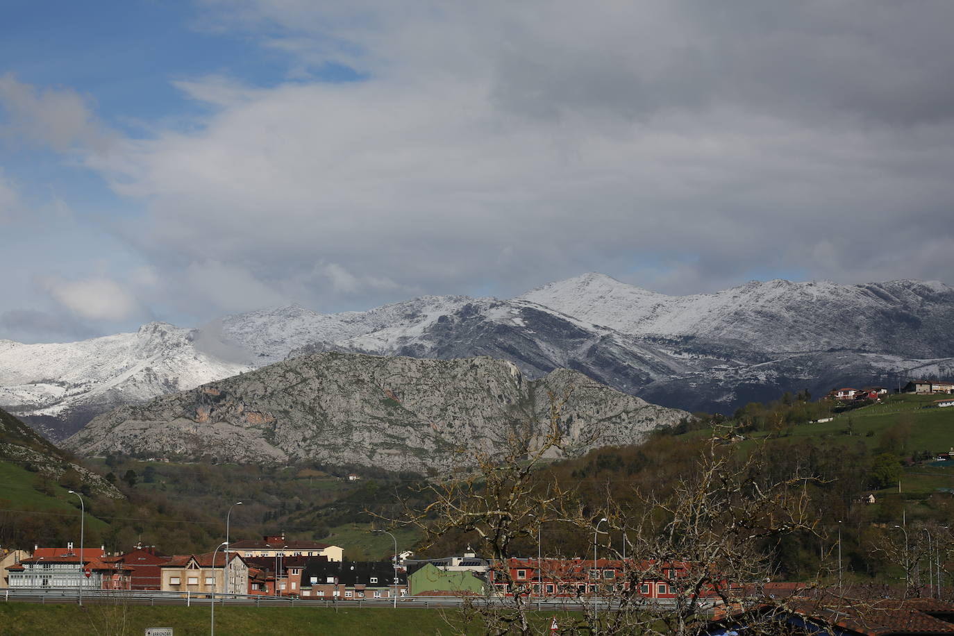 La recién estrenada primavera deja en la región una de esas nevadas que invitan a disfrutar del paisaje. Pese a que la mayoría de los asturianos la han vivido desde el confinamiento por el coronavirus, EL COMERCIO les invita a hacer un recorrido por las mejores estampas blancas de la región. 