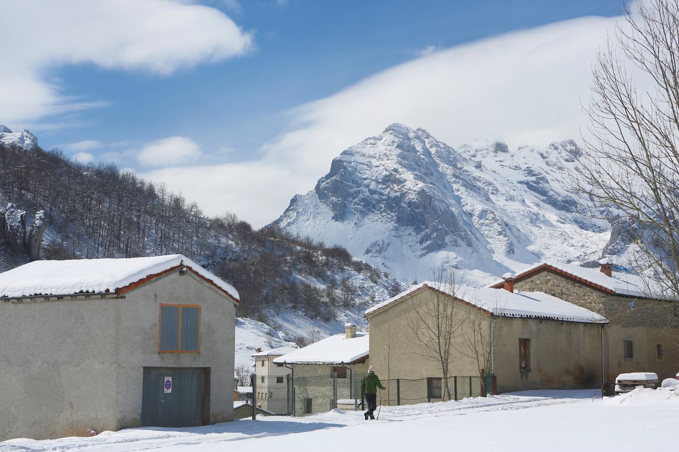 La recién estrenada primavera deja en la región una de esas nevadas que invitan a disfrutar del paisaje. Pese a que la mayoría de los asturianos la han vivido desde el confinamiento por el coronavirus, EL COMERCIO les invita a hacer un recorrido por las mejores estampas blancas de la región. 