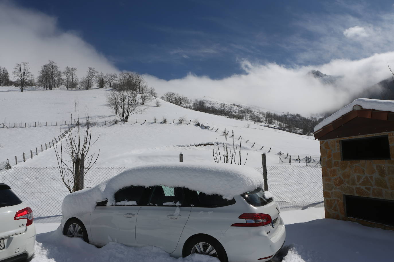 La recién estrenada primavera deja en la región una de esas nevadas que invitan a disfrutar del paisaje. Pese a que la mayoría de los asturianos la han vivido desde el confinamiento por el coronavirus, EL COMERCIO les invita a hacer un recorrido por las mejores estampas blancas de la región. 