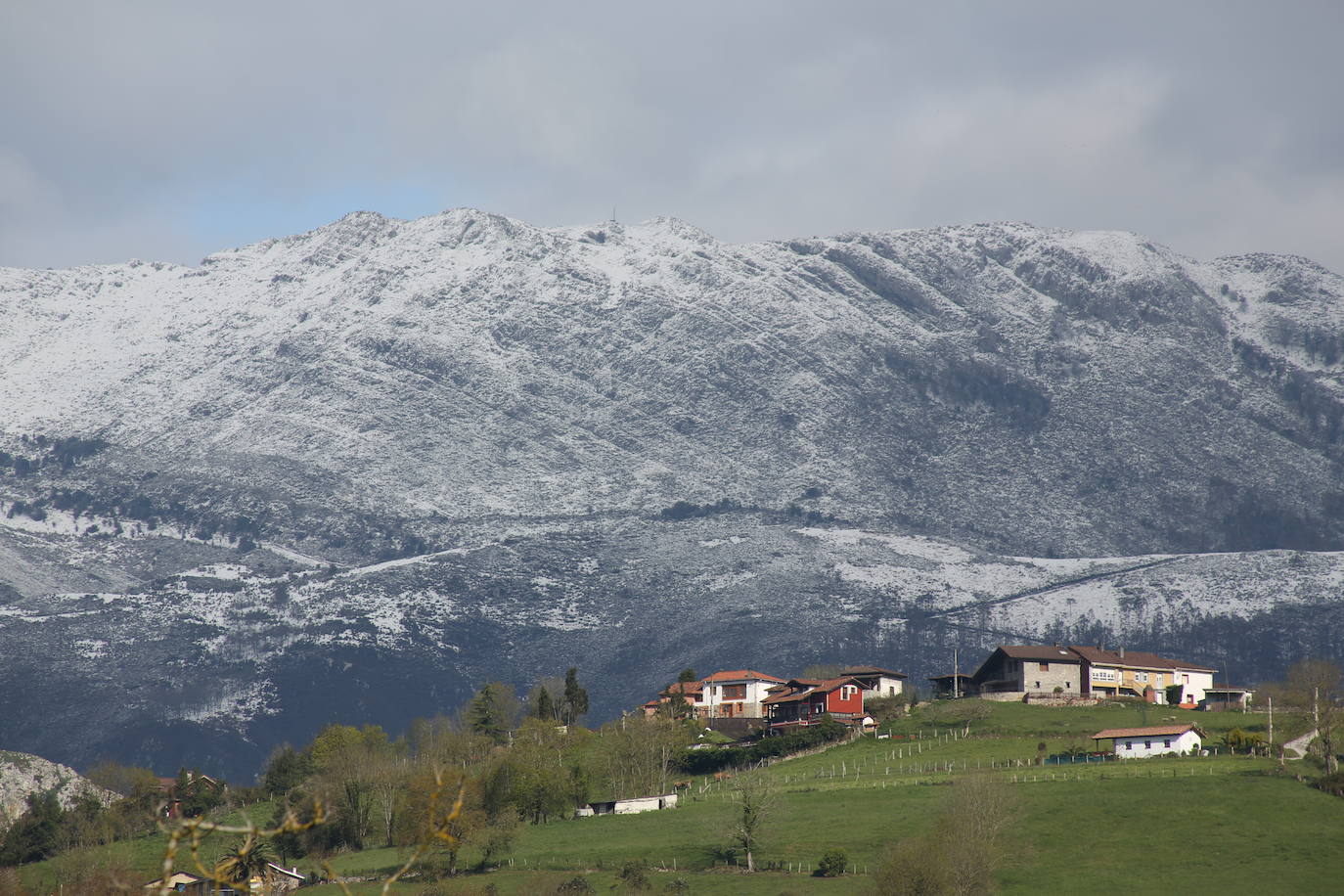 La recién estrenada primavera deja en la región una de esas nevadas que invitan a disfrutar del paisaje. Pese a que la mayoría de los asturianos la han vivido desde el confinamiento por el coronavirus, EL COMERCIO les invita a hacer un recorrido por las mejores estampas blancas de la región. 