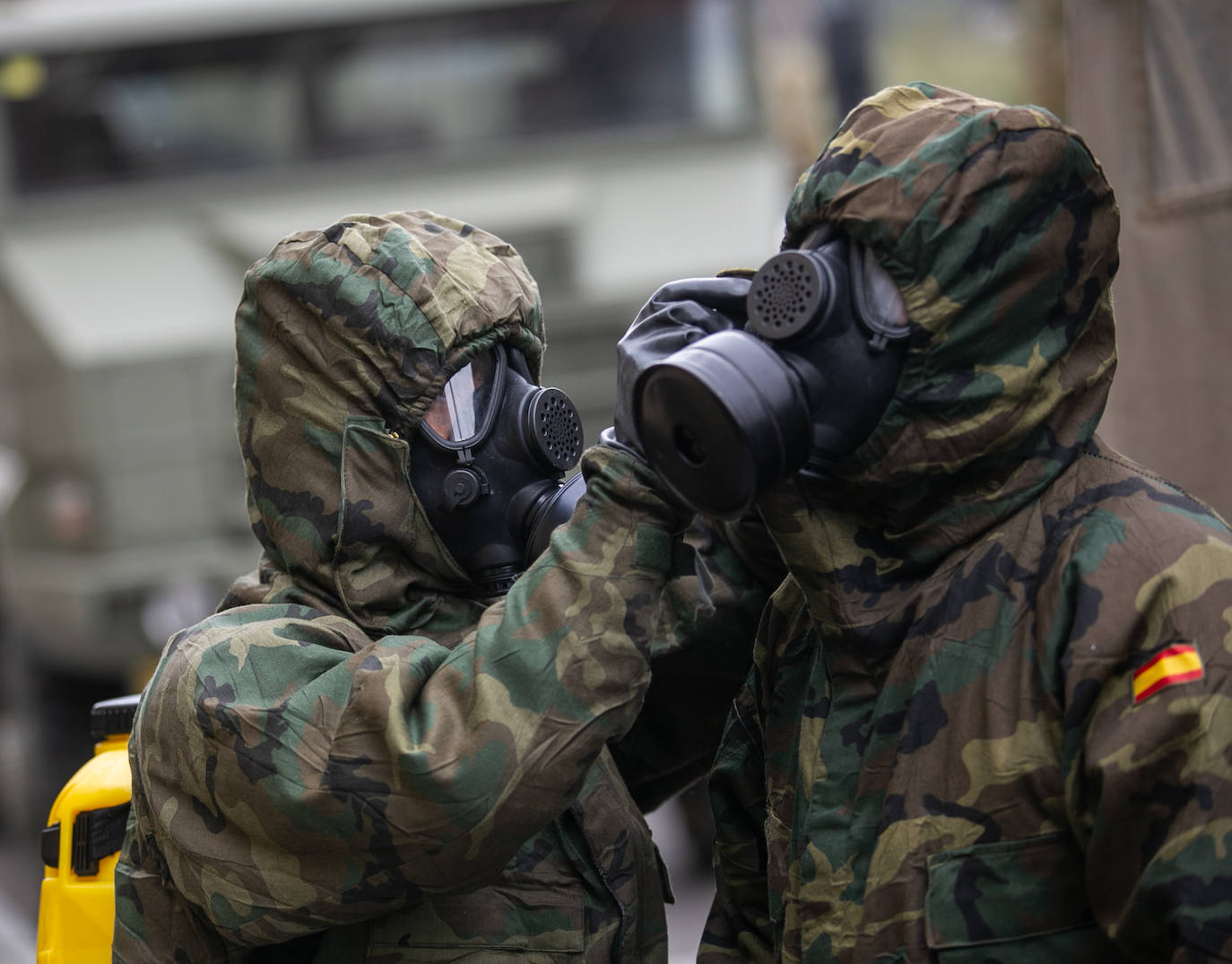 Los equipos de descontaminación del Ejército de Tierra han realilzado labores de desinfección en las estaciones de tren y de autobús de Siero. También se han desplegado, dentro de la Operación Balmis, en Oviedo Y Gijón. Se trata de efectivos que pertenecen al Regimiento de Infantería Príncipe número 3, que forma parte de la Brigada Galicia VII y que tiene su sede en el acuartelamiento de Cabo Noval.