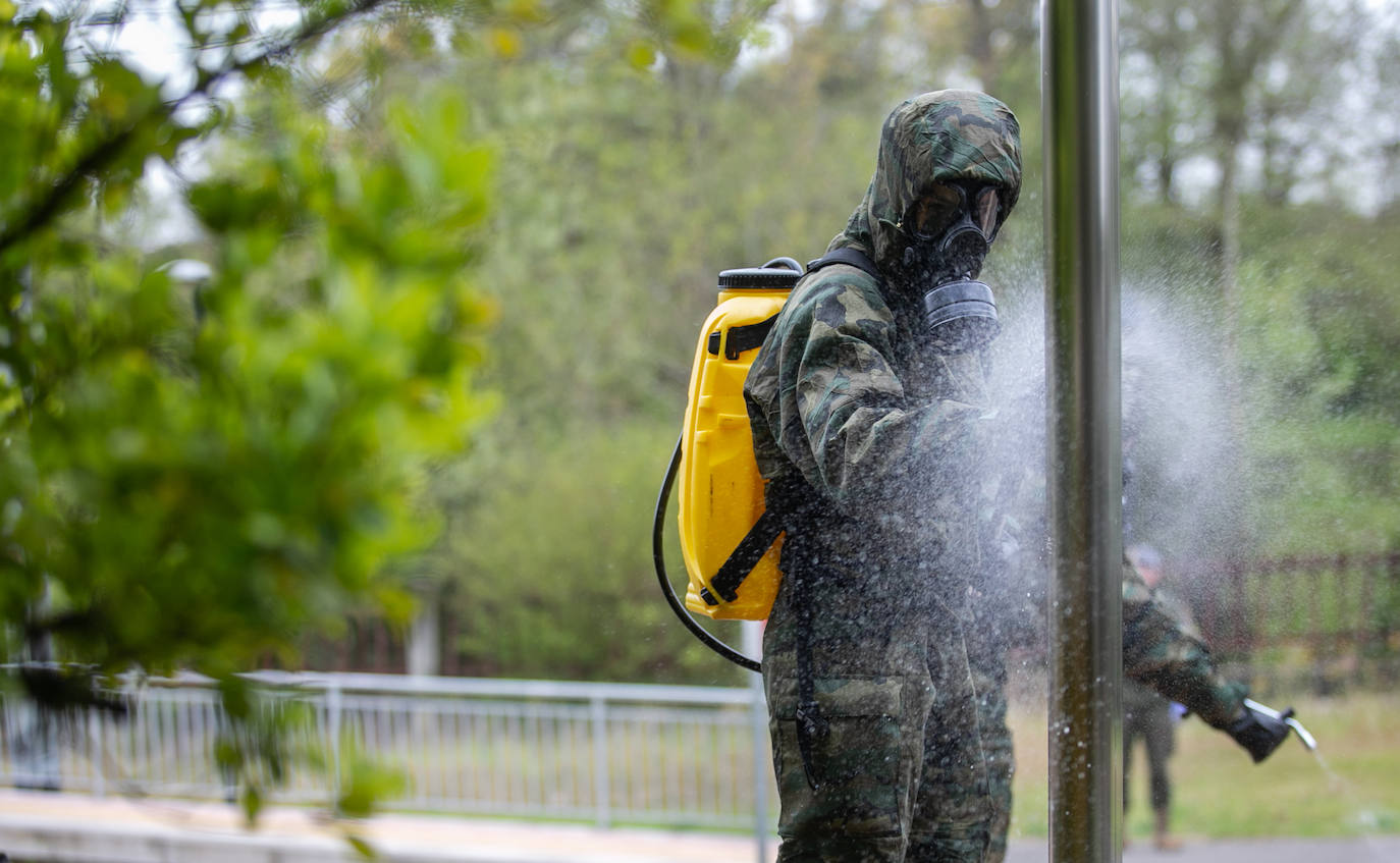 Los equipos de descontaminación del Ejército de Tierra han realilzado labores de desinfección en las estaciones de tren y de autobús de Siero. También se han desplegado, dentro de la Operación Balmis, en Oviedo Y Gijón. Se trata de efectivos que pertenecen al Regimiento de Infantería Príncipe número 3, que forma parte de la Brigada Galicia VII y que tiene su sede en el acuartelamiento de Cabo Noval.