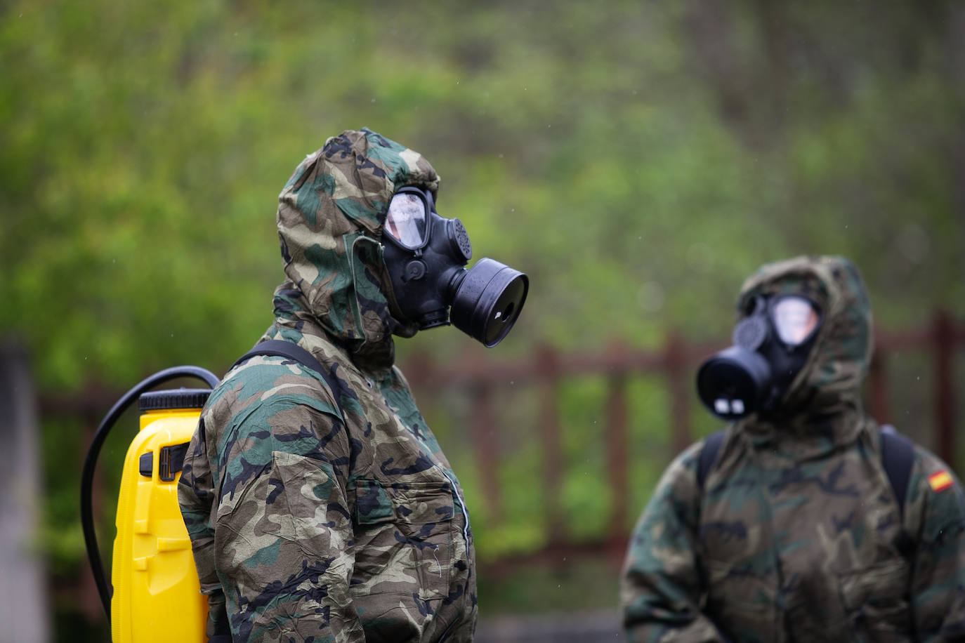 Los equipos de descontaminación del Ejército de Tierra han realilzado labores de desinfección en las estaciones de tren y de autobús de Siero. También se han desplegado, dentro de la Operación Balmis, en Oviedo Y Gijón. Se trata de efectivos que pertenecen al Regimiento de Infantería Príncipe número 3, que forma parte de la Brigada Galicia VII y que tiene su sede en el acuartelamiento de Cabo Noval.