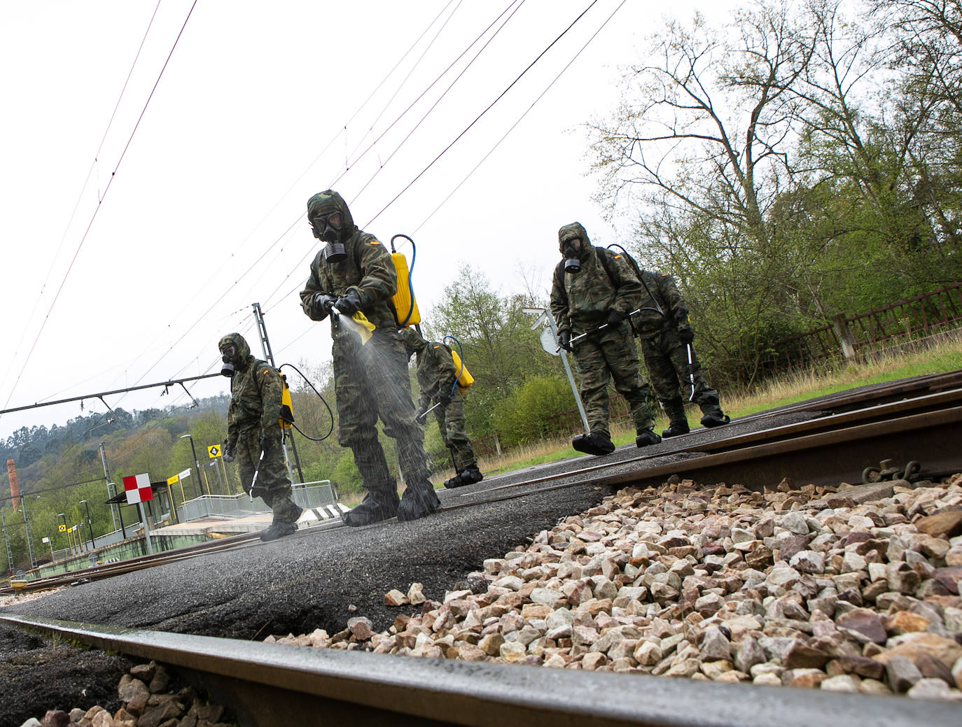 Los equipos de descontaminación del Ejército de Tierra han realilzado labores de desinfección en las estaciones de tren y de autobús de Siero. También se han desplegado, dentro de la Operación Balmis, en Oviedo Y Gijón. Se trata de efectivos que pertenecen al Regimiento de Infantería Príncipe número 3, que forma parte de la Brigada Galicia VII y que tiene su sede en el acuartelamiento de Cabo Noval.