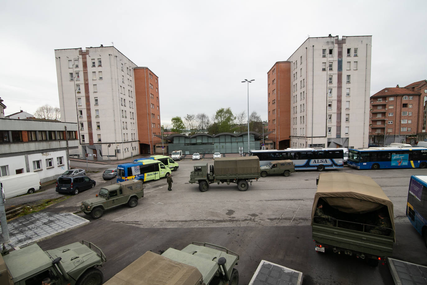 Los equipos de descontaminación del Ejército de Tierra han realilzado labores de desinfección en las estaciones de tren y de autobús de Siero. También se han desplegado, dentro de la Operación Balmis, en Oviedo Y Gijón. Se trata de efectivos que pertenecen al Regimiento de Infantería Príncipe número 3, que forma parte de la Brigada Galicia VII y que tiene su sede en el acuartelamiento de Cabo Noval.