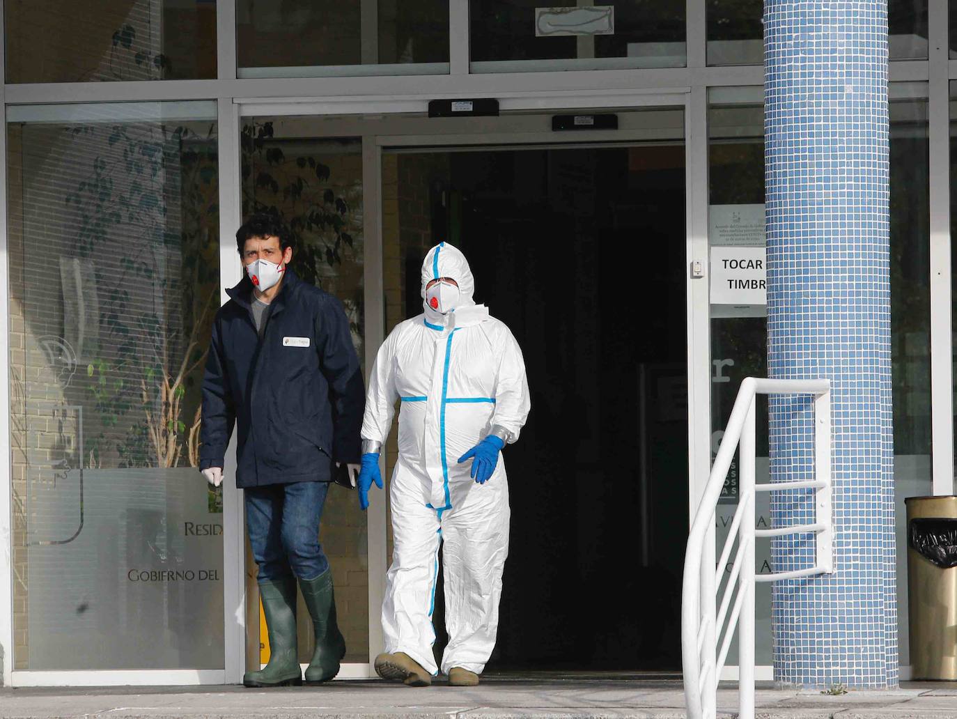 Operarios de Tragsa han sido los encargados de realizar hoy las labores de limpieza y desinfección en la residencia del ERA de Laviana.