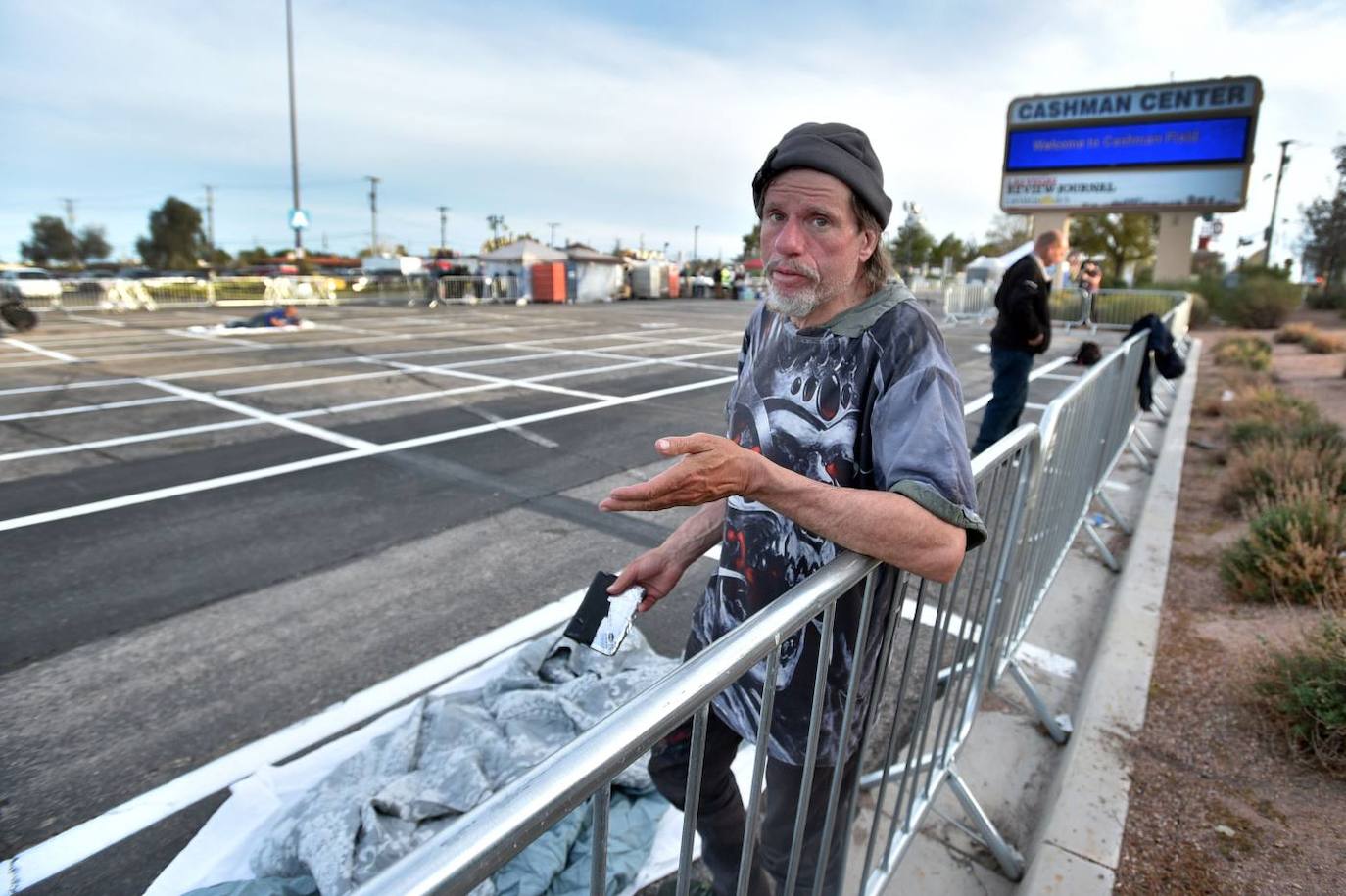 Medio millar de personas sin hogar se han quedado al raso al cerrarse un centro de caridad donde pasaban la noche por el coronavirus en Las Vegas. Las autoridades han instalado un albergue provisional en un parking al aire libre.