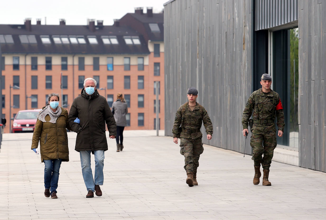 Trabajo de los profesionales sanitarios en el hospital instalado en el aparcamiento subterráneo del centro sanitario ovetense. 