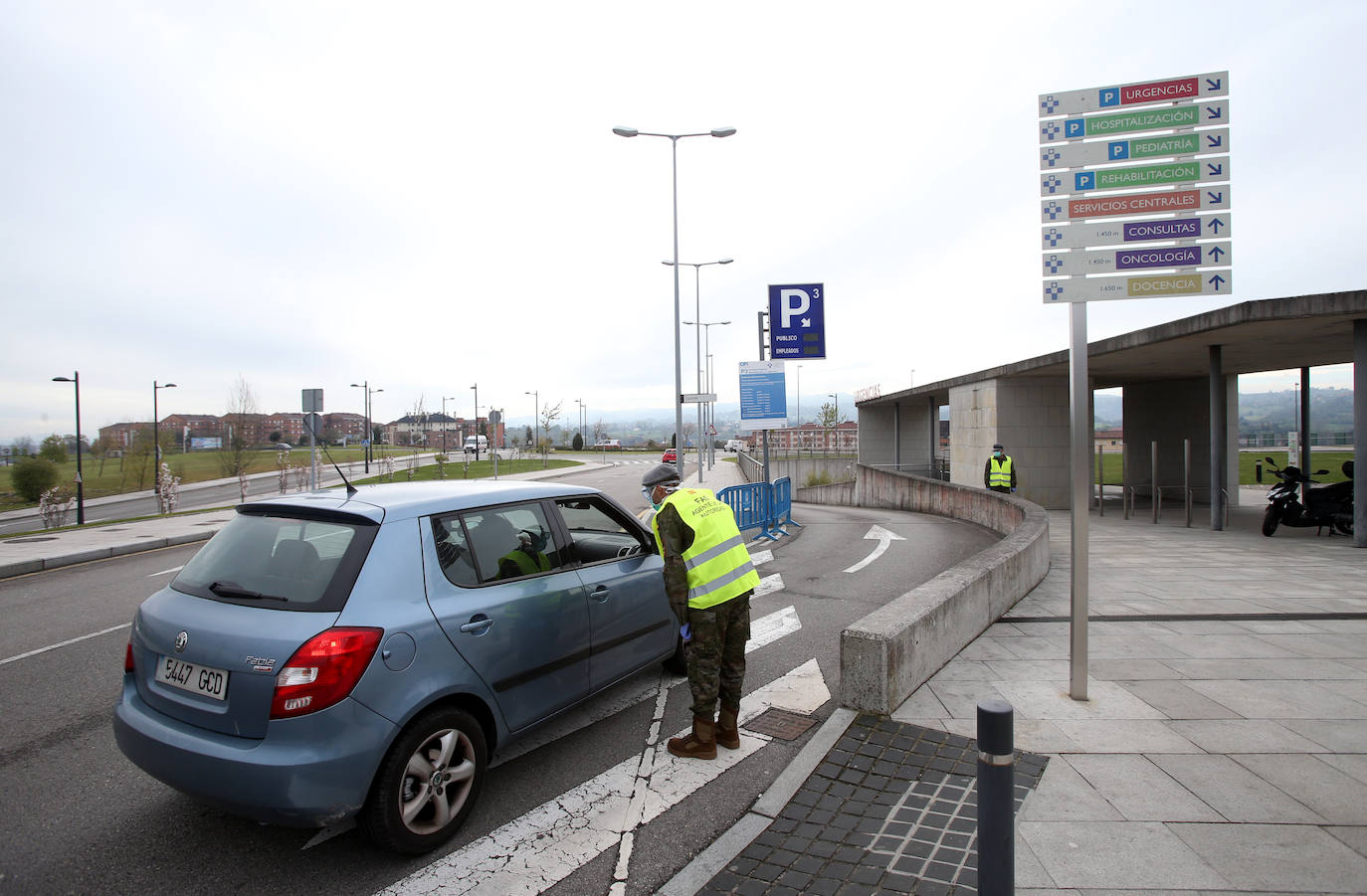 Trabajo de los profesionales sanitarios en el hospital instalado en el aparcamiento subterráneo del centro sanitario ovetense. 