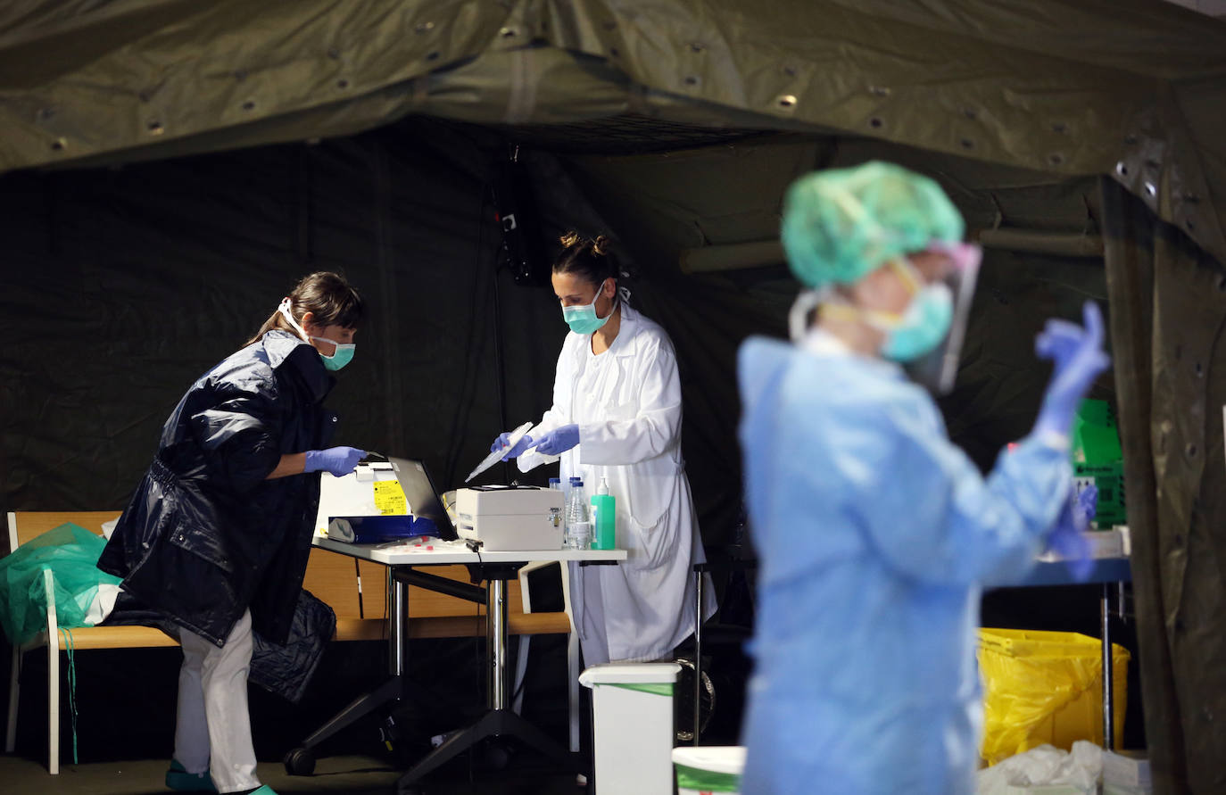 Trabajo de los profesionales sanitarios en el hospital instalado en el aparcamiento subterráneo del centro sanitario ovetense. 