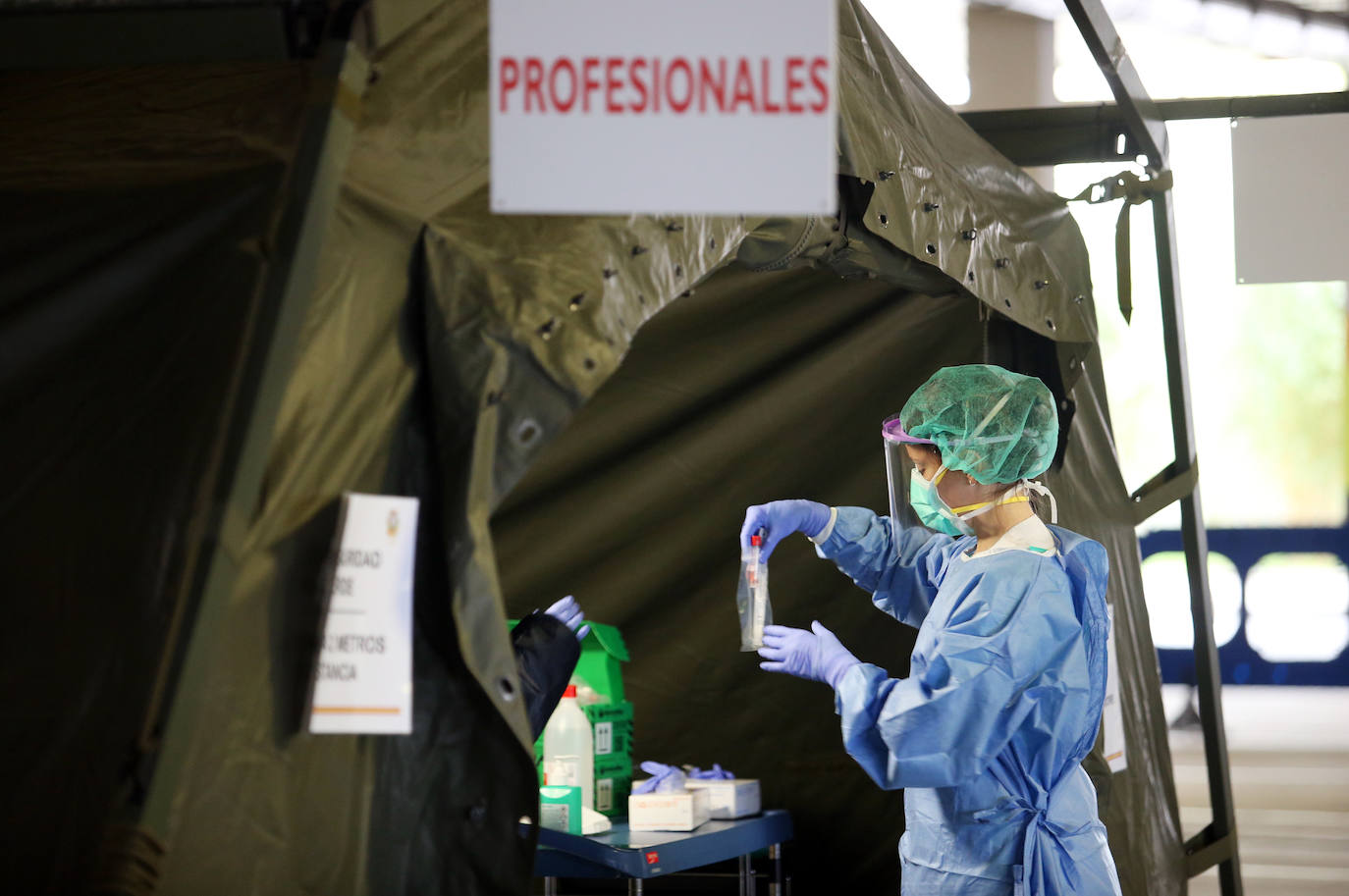 Trabajo de los profesionales sanitarios en el hospital instalado en el aparcamiento subterráneo del centro sanitario ovetense. 
