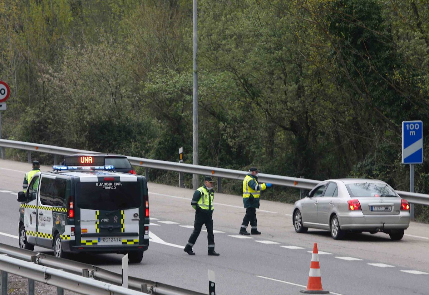 La Guardia Civil controla en Campomanes la entrada de vehículos hacia el Principado