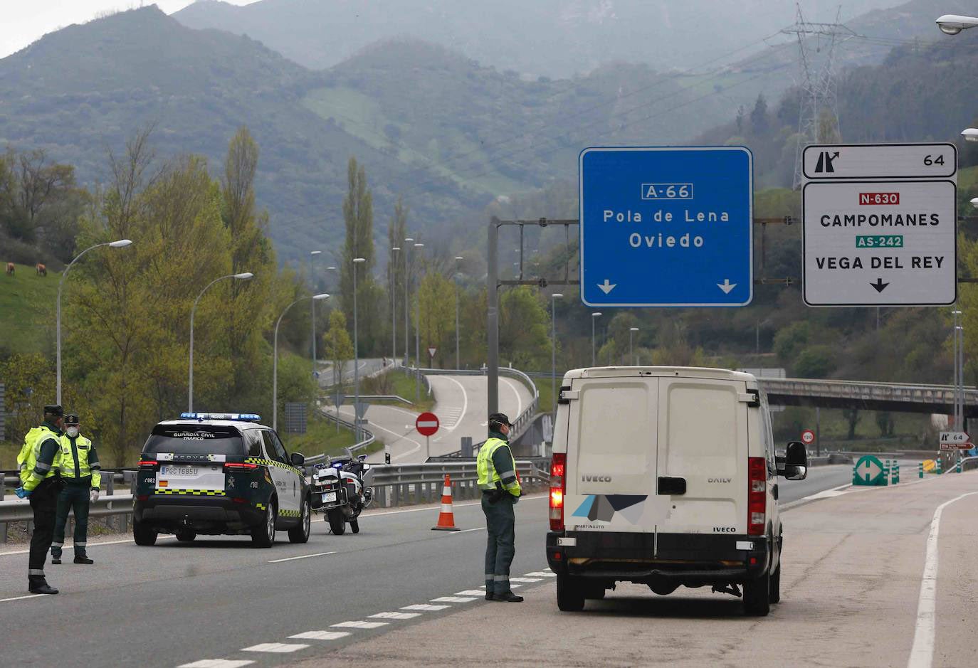 La Guardia Civil controla en Campomanes la entrada de vehículos hacia el Principado