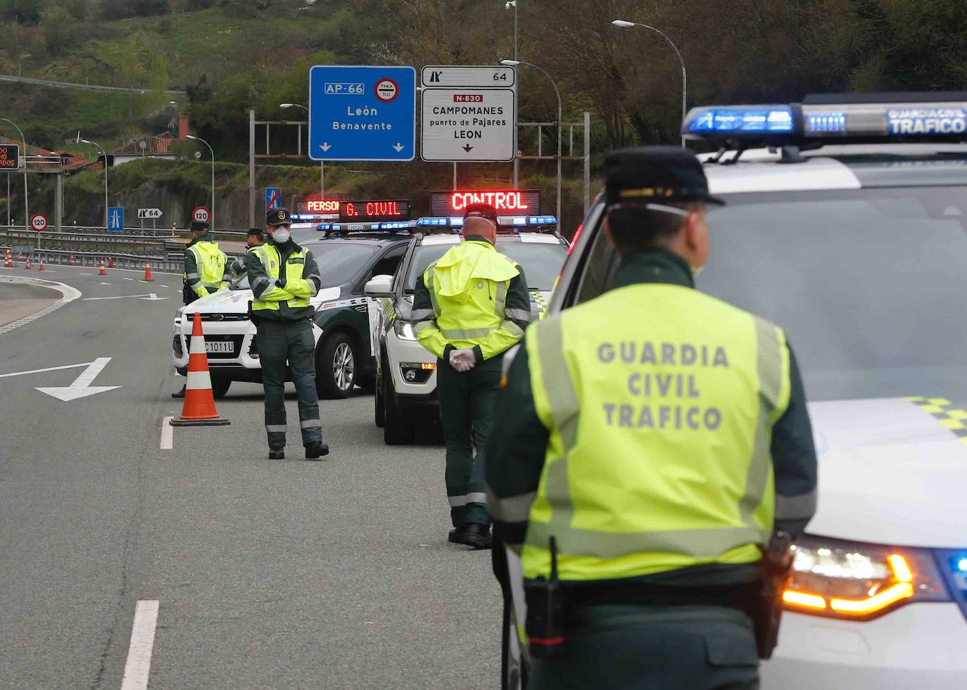 La Guardia Civil controla en Campomanes la entrada de vehículos hacia el Principado