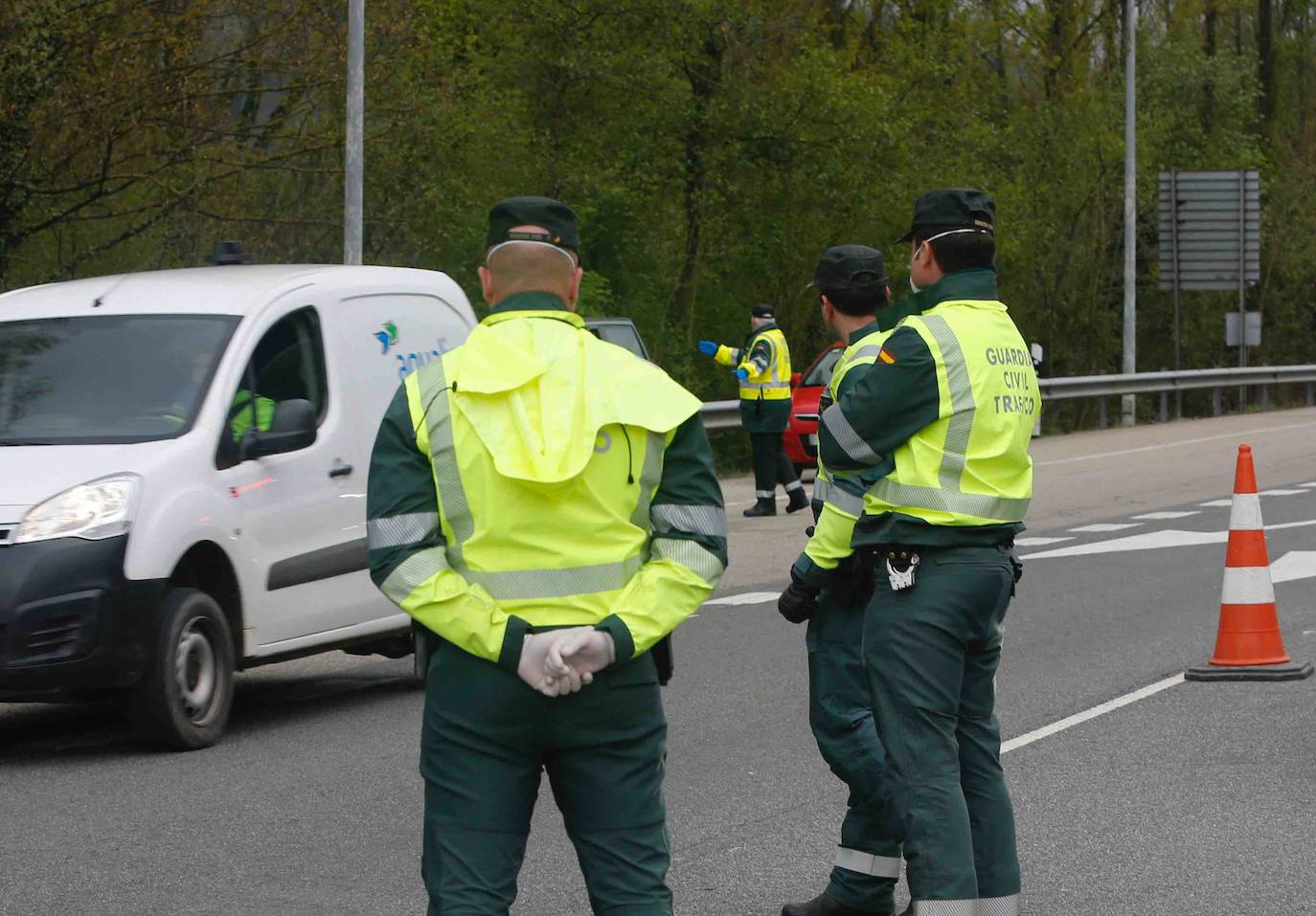 La Guardia Civil controla en Campomanes la entrada de vehículos hacia el Principado