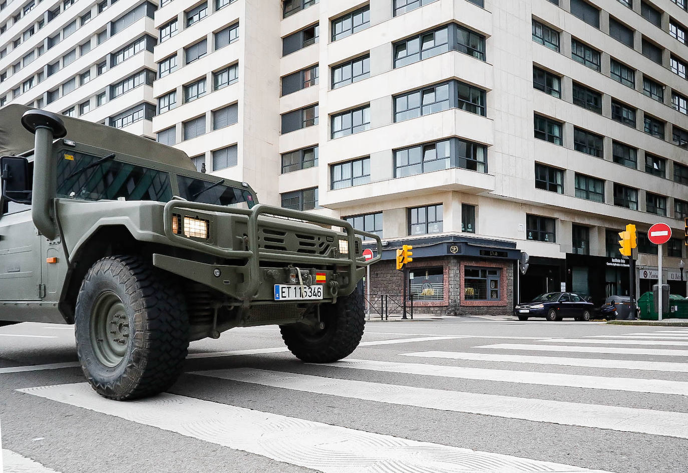 Agentes de la Policía Local continúan los controles en la ciudad, donde a lo largo del pasado martes se sancionó a un total de 33 personas por incumplir el Estado de Alarma. Según la información facilitada por el Ayuntamiento gijonés, se constata que cada vez son menos las personas que se saltan el confinamiento y salen a la calle sin causa justificada.