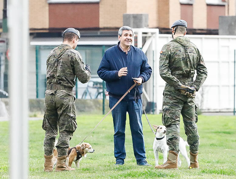 Agentes de la Policía Local continúan los controles en la ciudad, donde a lo largo del pasado martes se sancionó a un total de 33 personas por incumplir el Estado de Alarma. Según la información facilitada por el Ayuntamiento gijonés, se constata que cada vez son menos las personas que se saltan el confinamiento y salen a la calle sin causa justificada.
