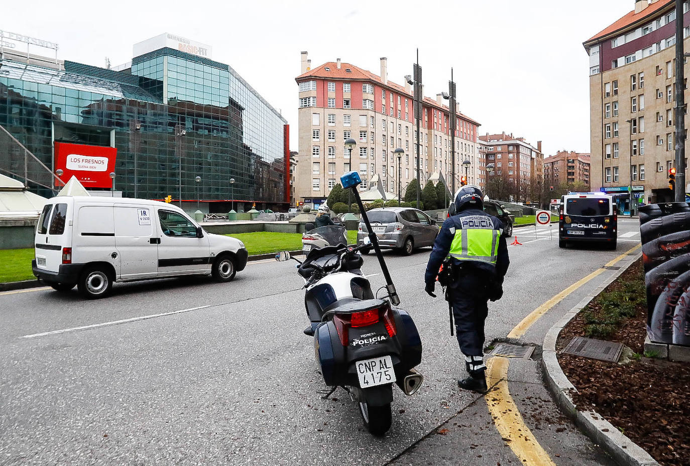 Agentes de la Policía Local continúan los controles en la ciudad, donde a lo largo del pasado martes se sancionó a un total de 33 personas por incumplir el Estado de Alarma. Según la información facilitada por el Ayuntamiento gijonés, se constata que cada vez son menos las personas que se saltan el confinamiento y salen a la calle sin causa justificada.
