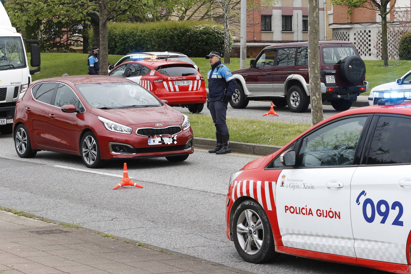 Agentes de la Policía Local continúan los controles en la ciudad, donde a lo largo del pasado martes se sancionó a un total de 33 personas por incumplir el Estado de Alarma. Según la información facilitada por el Ayuntamiento gijonés, se constata que cada vez son menos las personas que se saltan el confinamiento y salen a la calle sin causa justificada.