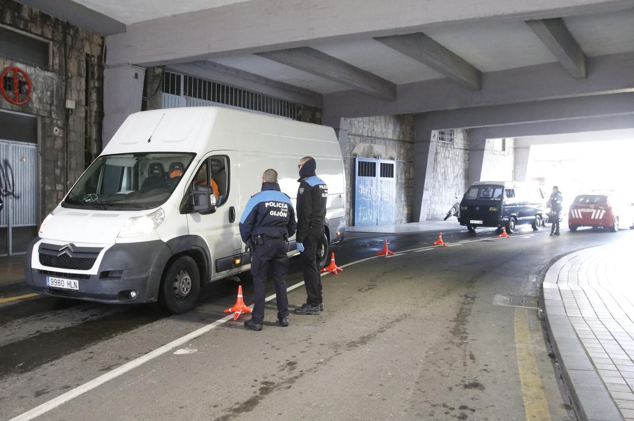 Dos agentes de la Policía Local, en un control. 