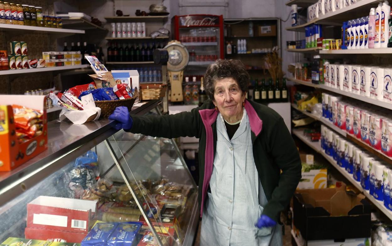 Fina Clemente sigue a pie de mostrador, a sus 91 años, en su comercio de la calle Mon. 