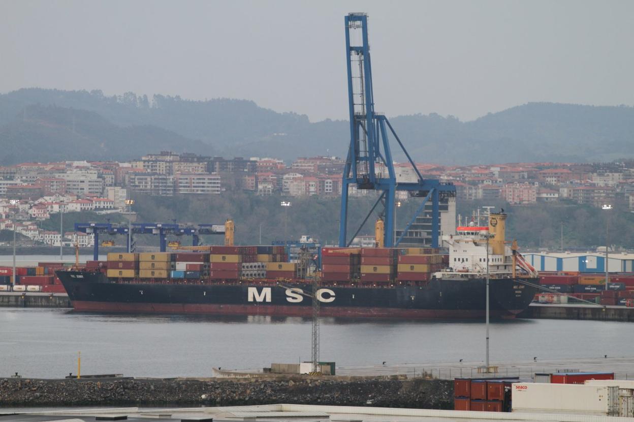 El portacontenedores de bandera portuguesa 'MSC Jenny', atracado ayer en el puerto de Bilbao. 