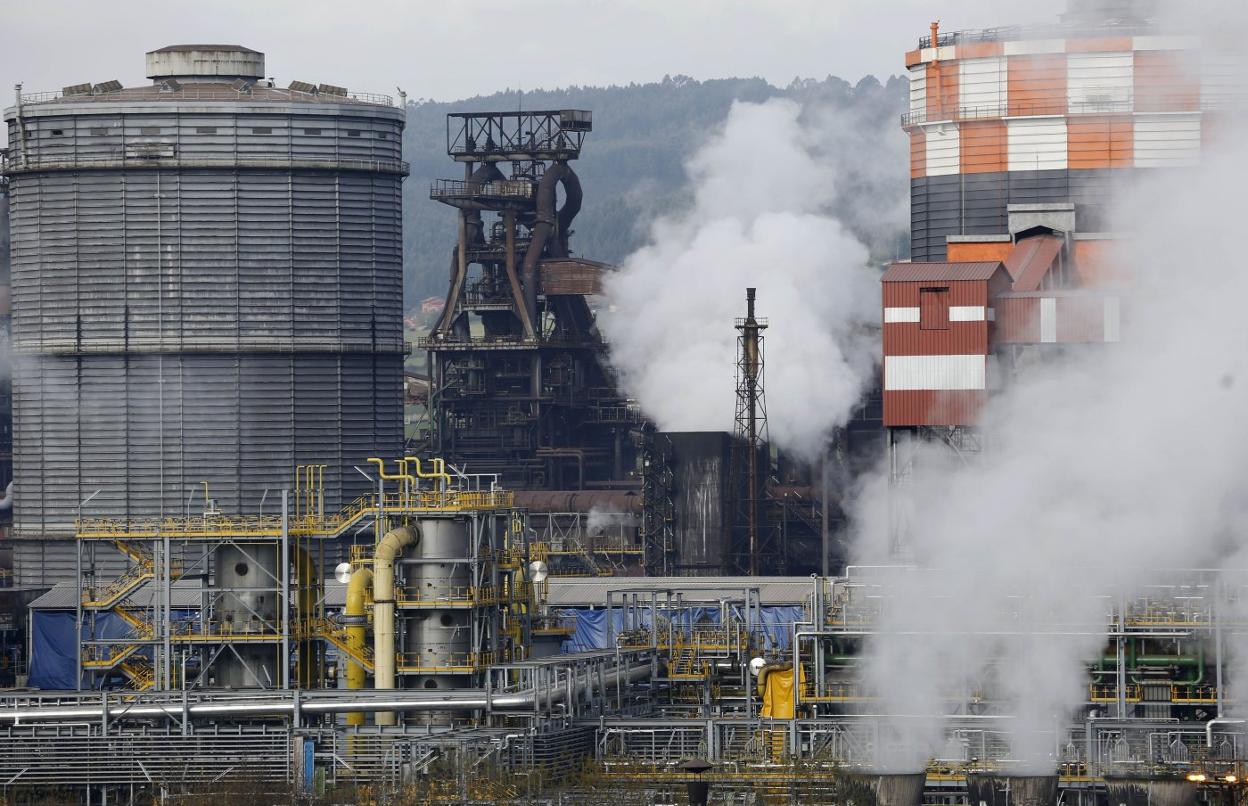 Uno de los hornos altos de Arcelor, en Gijón, con las baterías de cok en primer término. 