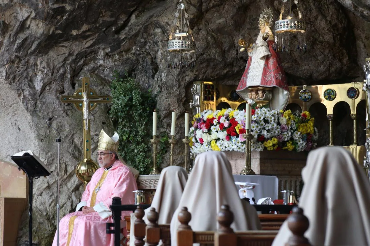 El arzobispo, con el Cabildo y las religiosas de Covadonga, en la primera misa en aislamiento. 